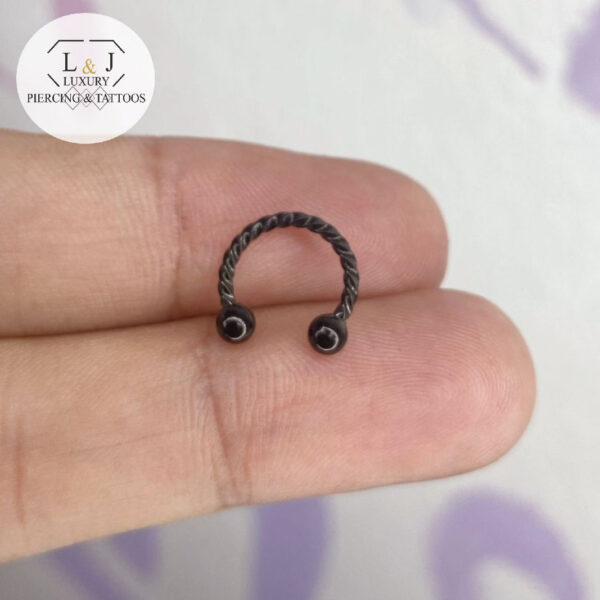 piercing-herradura-negra-trenzada