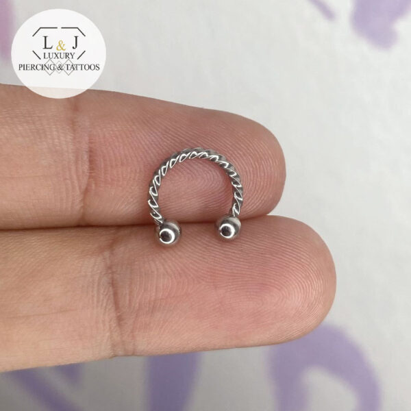 piercing-herradura-plateada-trenzada